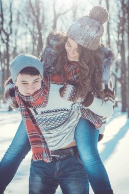 Kadın erkek arkadaşının sırtına sürmek