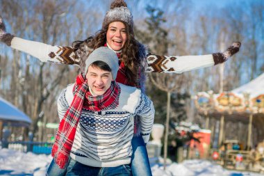 Kadın erkek arkadaşının sırtına sürmek