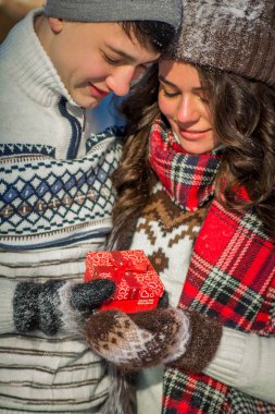 Sevgililer günü için bir hediye çift tutar