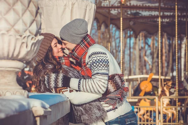 Paar knuffels in winter park — Stockfoto