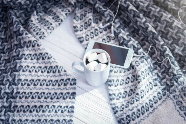 Drinken koffie in de ochtend en listeting naar de muziek — Stockfoto