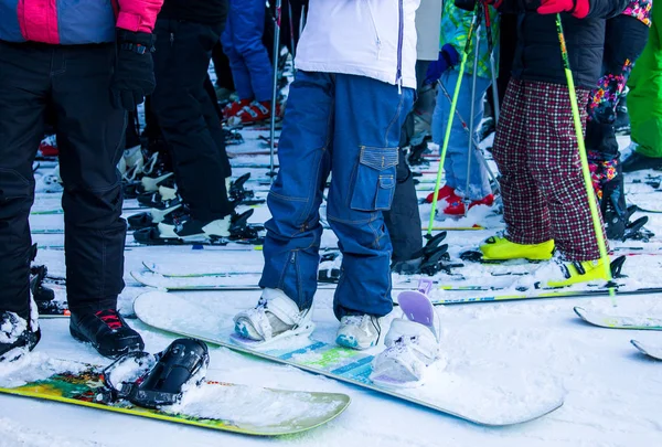 Affollamento con snowboard e sci — Foto Stock