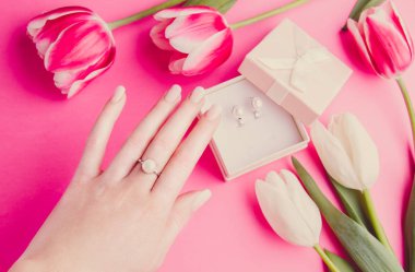 Kadının el takı ve Lale ile yakın çekim