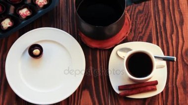 Kahvaltı için hazırlanıyor