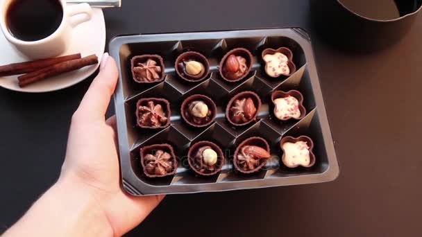 Een doos van chocolade snoepjes — Stockvideo