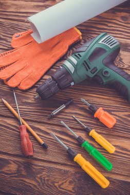 Atölye küme. Ahşap arka plan üzerinde araçları