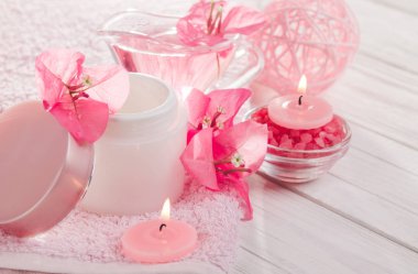 Spa havlu, mumlar, tuz ve çiçekler ile ayarla