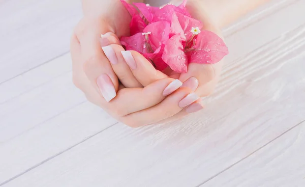 Ombre french manicure met bloemen — Stockfoto