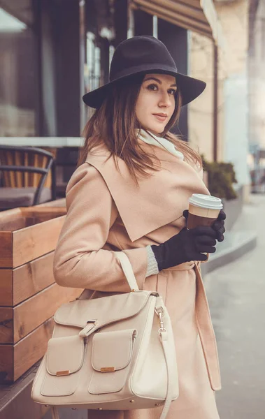 Donna tiene una tazza di caffè — Foto Stock