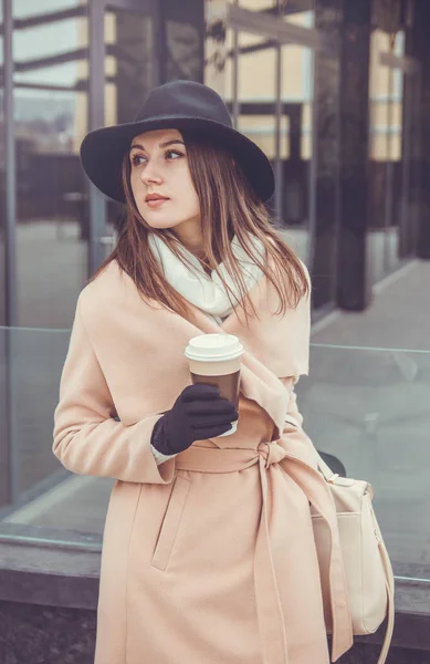 Mulher Feminino Bonita Que Veste a Roupa Elegante, Levantando No Parque  Foto de Stock - Imagem de bonito, joia: 46243754