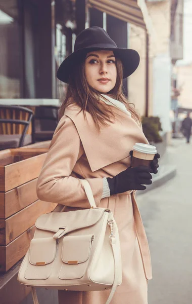 Mujer sostiene una taza de café — Foto de Stock