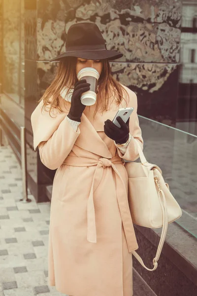 커피를 들고 있는 여자 — 스톡 사진