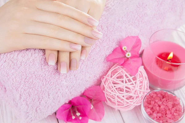 Mãos de mulher com manicure francês — Fotografia de Stock