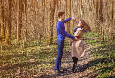 Ormanda dans aşık genç Çift