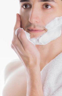 traş köpüğü uygulayarak adam