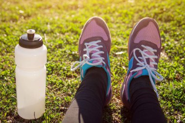Runner çimlere bir dinlenme geçiriyor