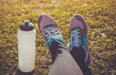 Runner çimlere bir dinlenme geçiriyor