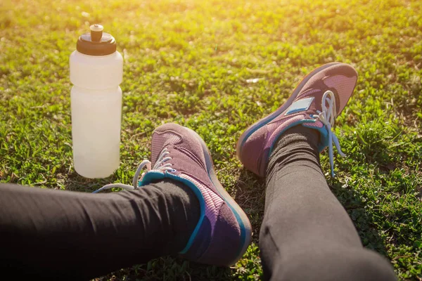 Runner is having a rest on the grass — Stock Photo, Image