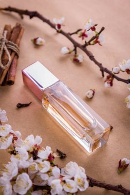 Malzemelerle parfüm şişe