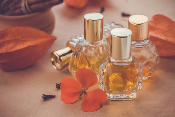 Пляшки парфумів з інгредієнтами — стокове фото