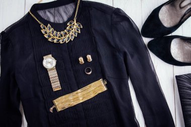 Altın aksesuarları ile bluz