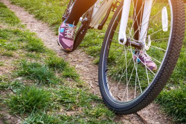 Bisiklet pedalı üzerinde kadın bacak