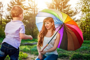 Genç anne ile küçük oğlu bahçede oynarken. Anneler günü kavramı