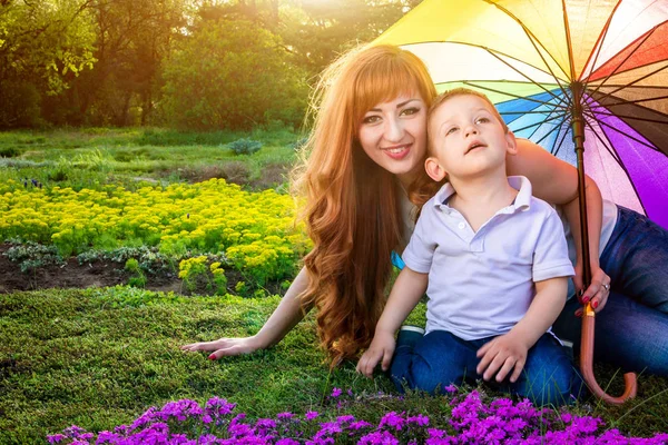 Genç anne ile küçük oğlu bahçede oynarken. Anneler günü kavramı — Stok fotoğraf
