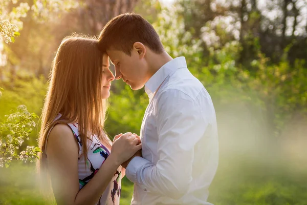 Ritratto di giovane coppia d'amore in giardino — Foto Stock