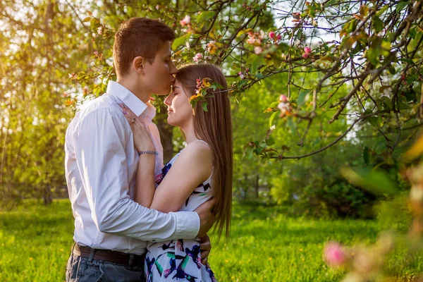 Портрет молодой влюбленной пары в саду — стоковое фото