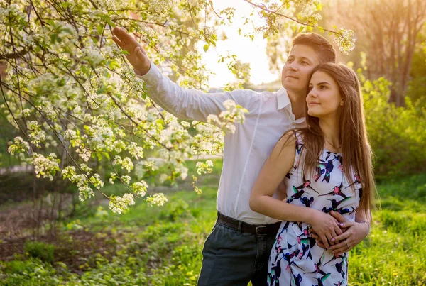 Porträtt av ung kärlek par i trädgården — Stockfoto