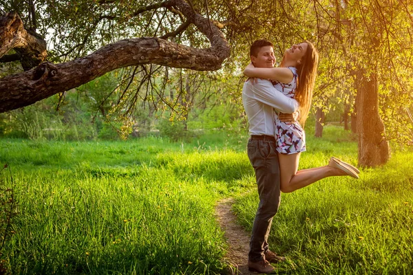 Ritratto di giovane coppia d'amore in giardino — Foto Stock