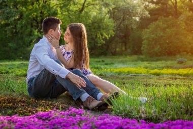 Bahçede genç aşk çift portresi