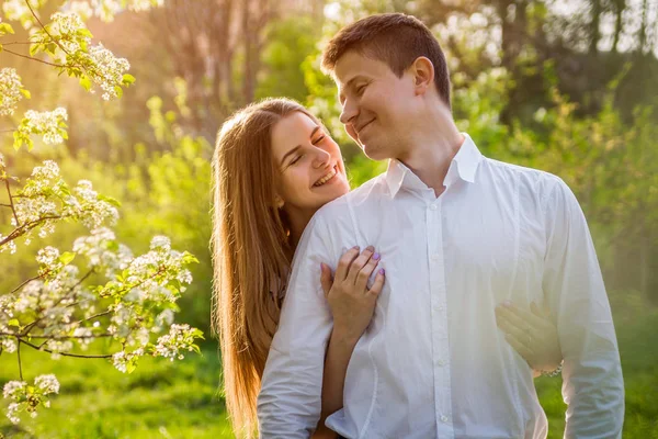 Портрет молодой влюбленной пары в саду — стоковое фото