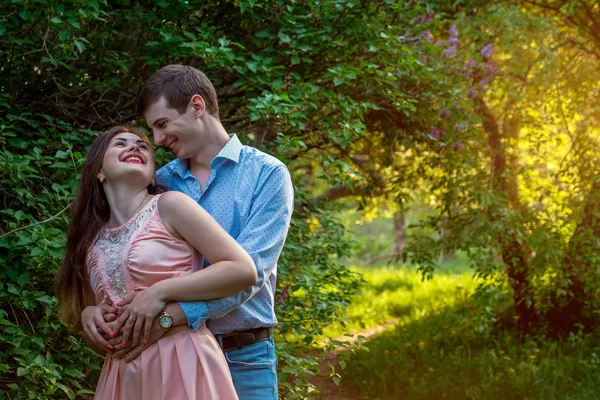 Portrait de jeune couple amoureux dans le jardin — Photo