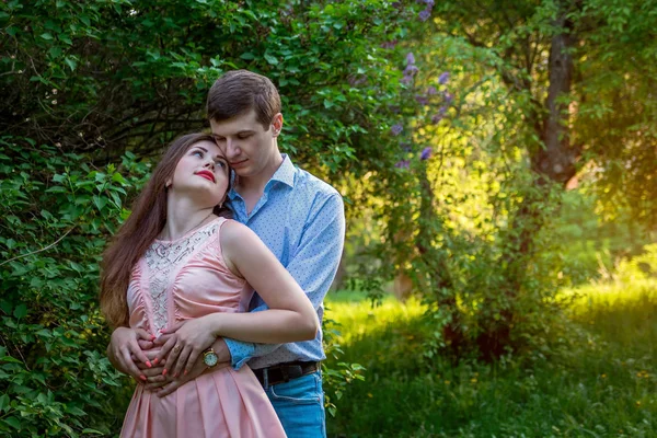 Portrait de jeune couple amoureux dans le jardin — Photo