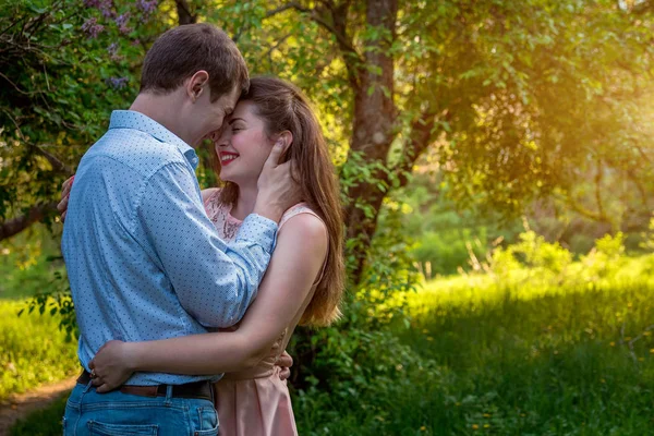 Portrét mladé lásky pár v zahradě — Stock fotografie