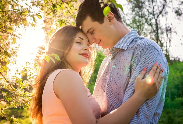 Portrait de jeune couple amoureux dans la forêt — Photo