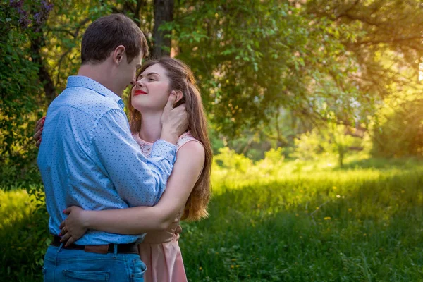 Portrait de jeune couple amoureux dans la forêt — Photo