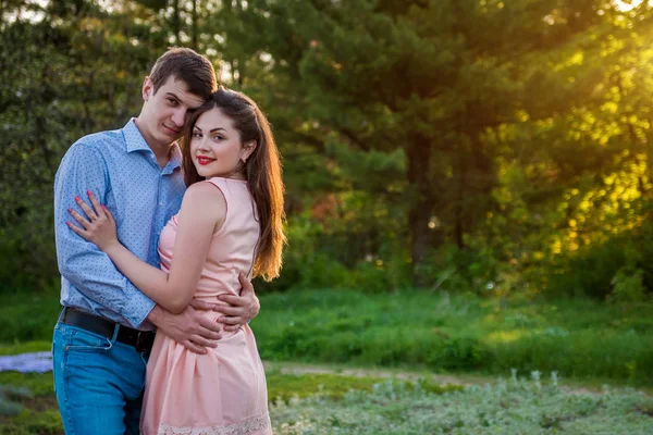 Portrait de jeune couple amoureux dans la forêt — Photo