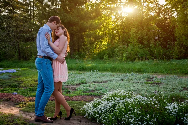 Portrait de jeune couple amoureux dans la forêt — Photo