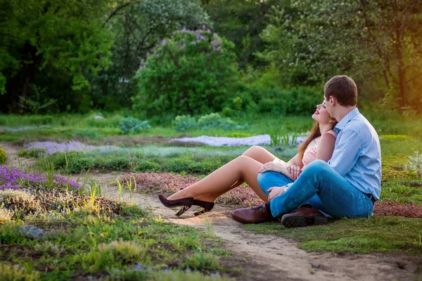 Porträtt av ung kärlek par i skogen — Stockfoto