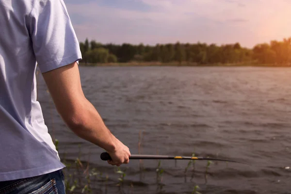 Joven pescando en el río en primavera —  Fotos de Stock