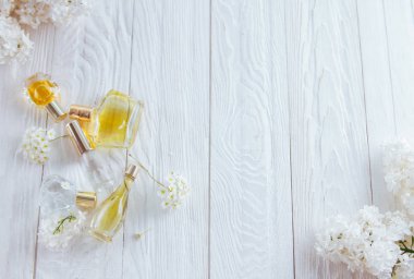 çiçekli parfüm şişe