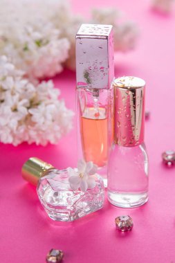 Lila ile parfüm şişe