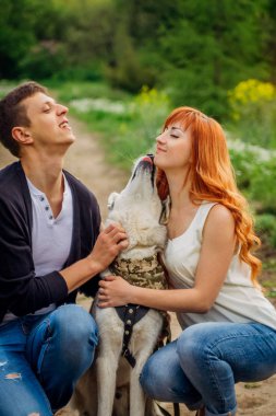 genç bir çift bir köpek parkta yürüyüş