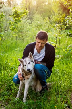 genç bir çift bir köpek parkta yürüyüş