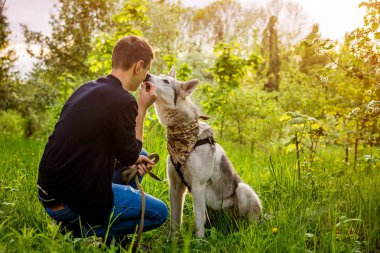 genç bir çift bir köpek parkta yürüyüş