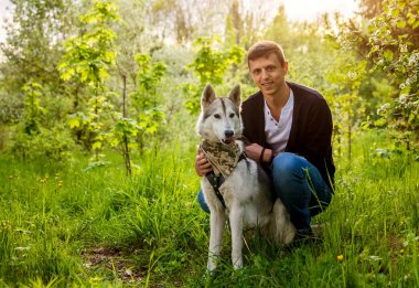 genç bir çift bir köpek parkta yürüyüş
