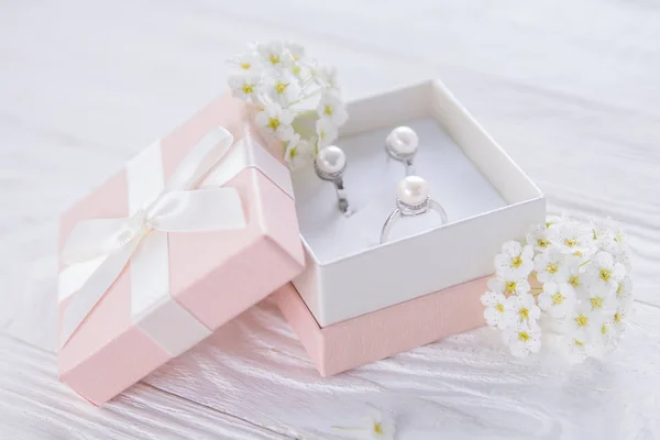 Pearl earrings in the gift box — Stock Photo, Image